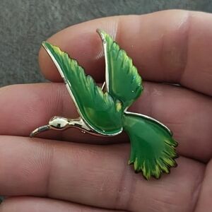 Beautiful 1980s Vintage Signed Gerry's Gold Tone Green Enamel Bird Brooch Pin